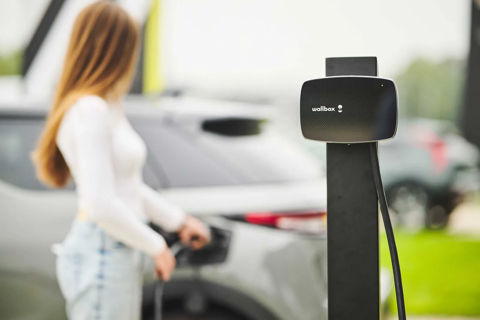 Elektrische wagen aan een laadpunt