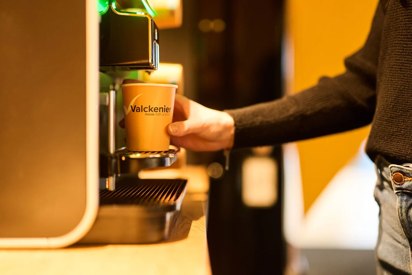 Koffie in een Valckenier-tas in de showroom